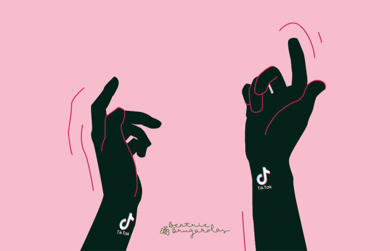 Dos manos se agitan al aire con el logo de TikTok tatuado en la muÃ±eca