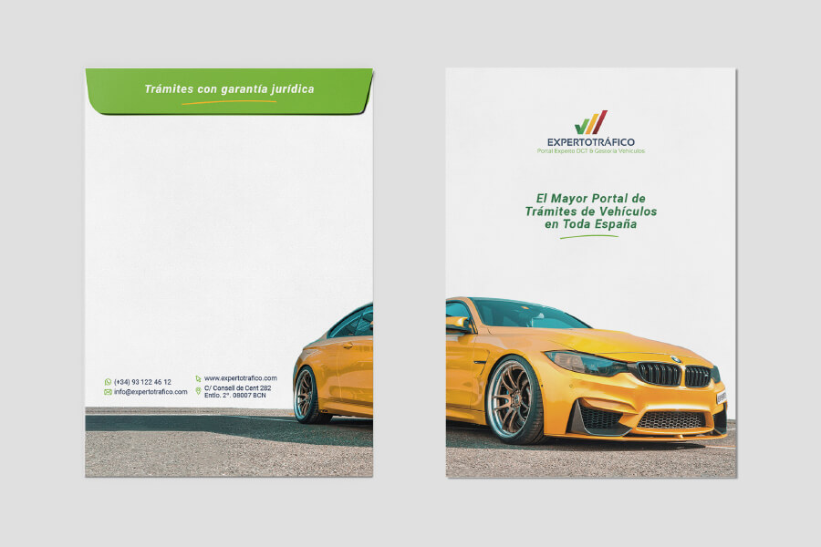 El sobre muestra de frente el morro del coche amarillo con el logo y slogan. En la pestaña trasera se lee el segundo slogan en blanco sobre verde y la información de contacto.